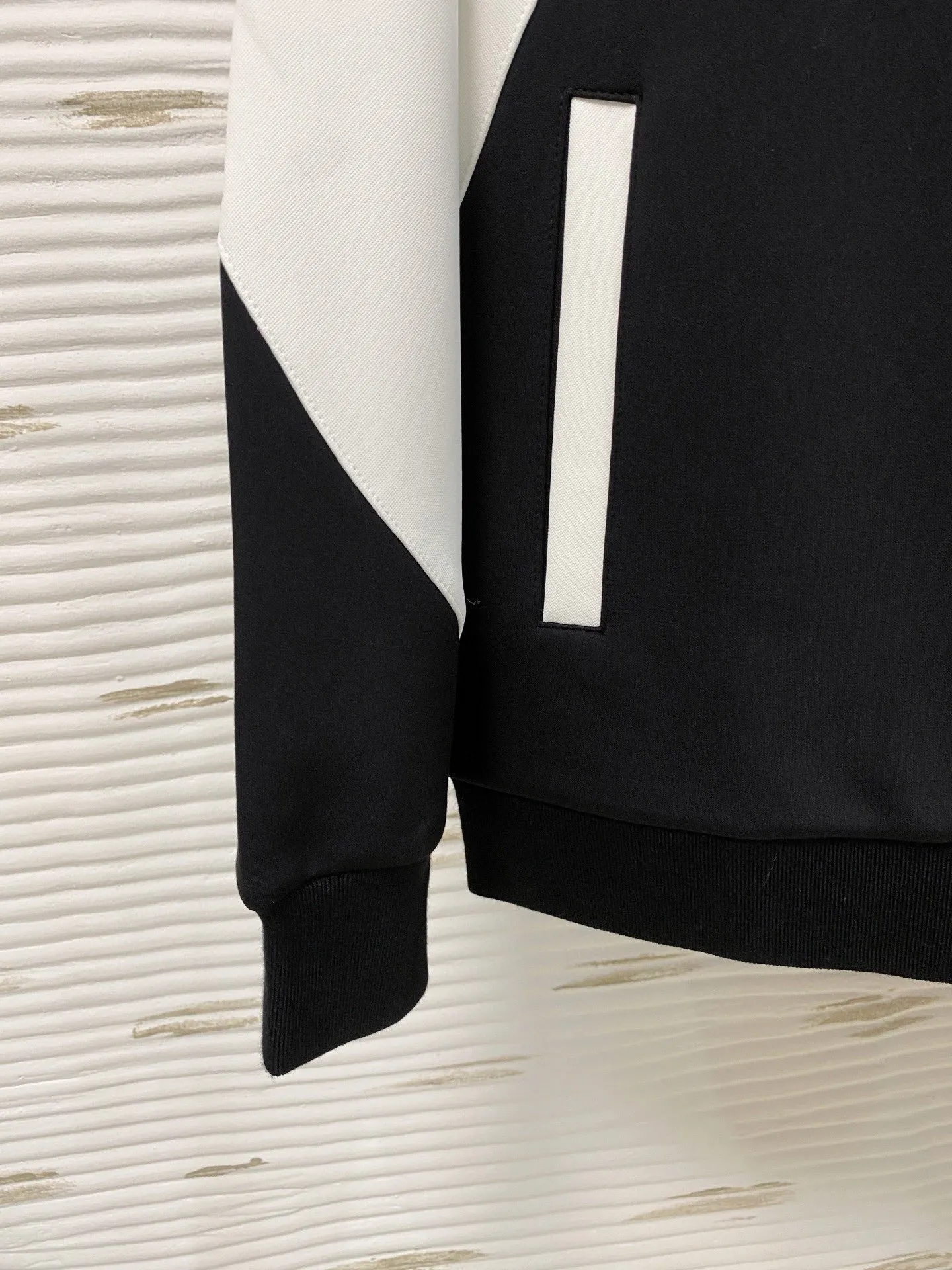 🅿️720 [LV Louis Vuitton] hot-selling suit is coming. Focus on the original version of the official website. 2025 new hot-selling cardigan and sweatshirt suit. The original order is the best. 🇭🇰The meticulous work of top designers. It has a fitting and perfect upper body effect. All-natural high-quality Tencel Roman cotton 100%, close-fitting comfort, noble and elegant! Original hardware embodies elegance and nobility! Counter size: M-3XL (maximum wear up to 190 pounds)